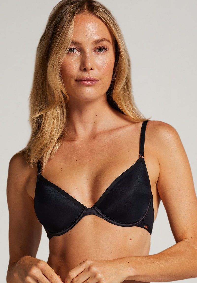 Svart underwire-bh i slätt satängmaterial, trekantiga kupor, justerbara remmar och sidodetaljer i kontrasterande färger.