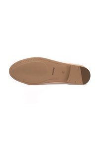 Suela de zapato beige con superficie texturizada, bordes redondeados y costura a lo largo del perímetro. Logotipo de la marca visible cerca del área del talón.
