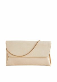 Pochette beige avec une texture lisse, rabat triangulaire et une chaîne en or. Présente un design minimaliste et des accents de couture subtils.