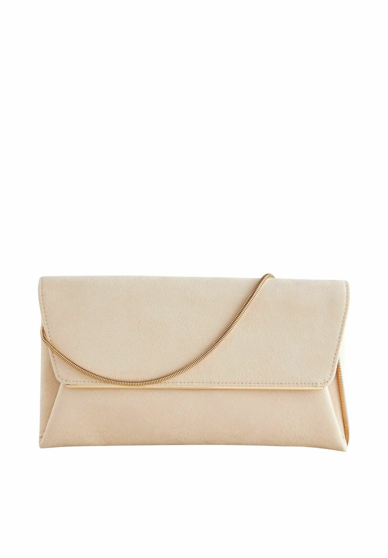 Pochette beige avec une texture lisse, rabat triangulaire et une chaîne en or. Présente un design minimaliste et des accents de couture subtils.