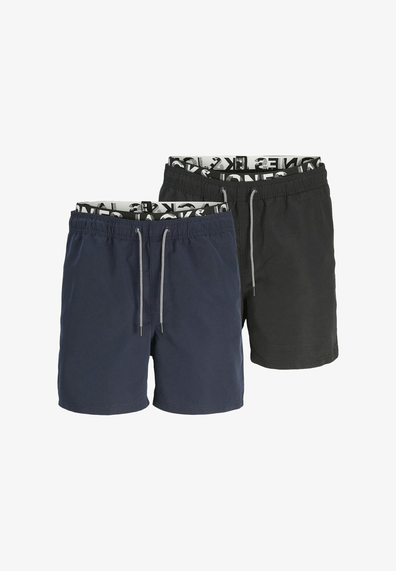 Zwei Paare Herren-Badehosen: eine in Marineblau und eine in Schwarz. Beide haben elastische Taillenbünde mit weißen Logos und Kordeln.