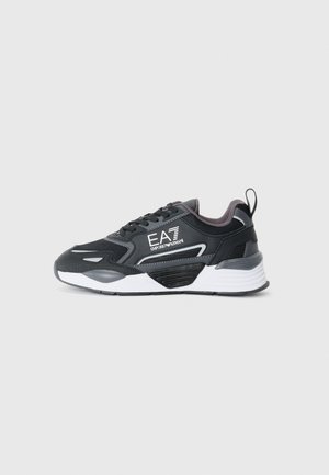Črne mrežaste superge z belimi in sivo odtenki, ki imajo trden gumijast podplat, teksturirane detajle ter blagovno znamko "EA7 Emporio Armani" na strani.