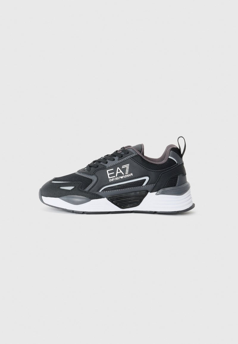 Zwarte mesh sneaker met witte en grijze accenten, voorzien van een stevige rubberen zool, textuurdetails en "EA7 Emporio Armani" merknaam aan de zijkant.