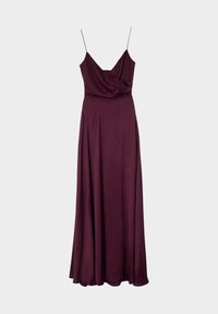 Abito lungo bordeaux con sottili spalline a tracolla, scollatura drappeggiata e silhouette fluida, realizzato in un tessuto leggero e morbido.