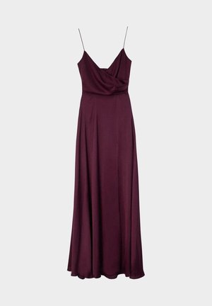 Abito lungo bordeaux con sottili spalline a tracolla, scollatura drappeggiata e silhouette fluida, realizzato in un tessuto leggero e morbido.