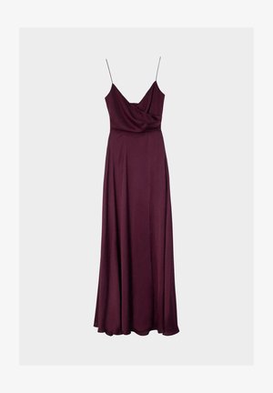 Vestido maxi burdeos con finas correas de espagueti, cuerpo drapeado y silueta fluida, hecho de un tejido suave y ligero.