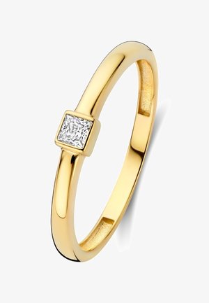 Gouden ring met een gladde band, voorzien van een vierkante, prinsessen geslepen diamant zetting. Gepolijste afwerking met subtiele textuur aan de binnenkant.