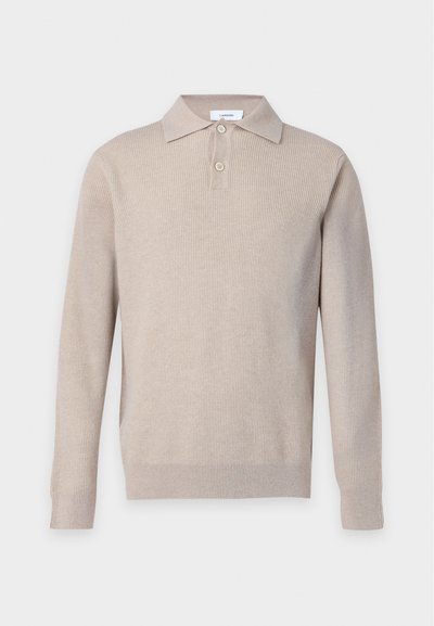 Pull polo beige à manches longues en tricot avec texture côtelée et col à patte à deux boutons, posé à plat sur un fond neutre.