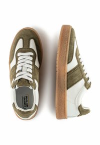 Groene en witte sneakers met een bovenwerk van suede en leer, een dikke rubberen zool, witte veters en een getextureerde tan buitenzool.