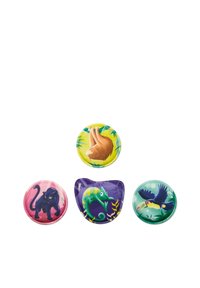 Vier ronde knoppen met dieren thema's, waaronder een roze kat, een luiaard op een gele achtergrond, een chameleon op een paarse achtergrond en een toekan op een groene achtergrond.