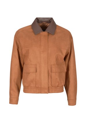Chaqueta bomber de ante marrón con cuello de cuero marrón, cinturilla elástica y dos bolsillos frontales tipo parche. Textura suave y diseño clásico.