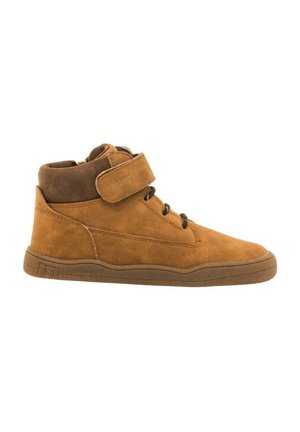 Zapatillas altas de ante marrón con parte superior texturizada, cierre de cordones y velcro, tobillo acolchado y suela de goma duradera.