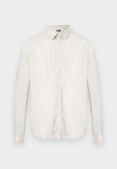 Λευκό πουκάμισο με μακριά μανίκια, κουμπωτό, με λεπτές κάθετες μαύρες ρίγες και μυτερό γιακά, απλωμένο επίπεδα πάνω σε ανοιχτό φόντο.