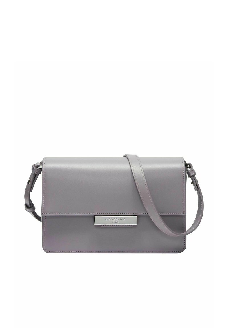 Graue Leder-Crossbody-Tasche mit Klappenverschluss, metallic-silberner Hardware und verstellbarem Tragegurt. Glatte Textur und minimalistisches Design.