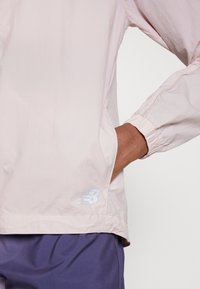 New Balance IMPACT RUN LIGHT PACK JACKET - Větrovka - stone pink