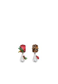 Pendientes coloridos con una gema rectangular roja, un colgante de perla y insectos decorativos, incluyendo una mariquita y una libélula. Herrajes de plata.