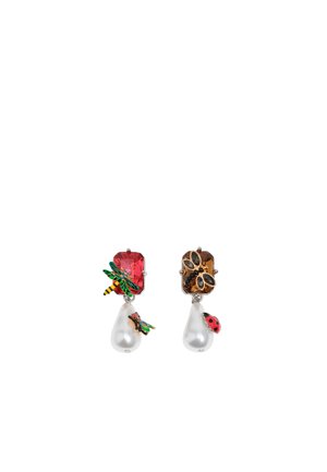 Pendientes coloridos con una gema rectangular roja, un colgante de perla y insectos decorativos, incluyendo una mariquita y una libélula. Herrajes de plata.