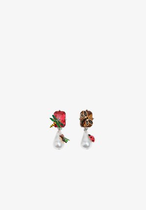 Pendientes coloridos con una gema rectangular roja, un colgante de perla y insectos decorativos, incluyendo una mariquita y una libélula. Herrajes de plata.