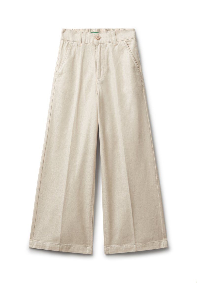 Beżowe spodnie o szerokich nogawkach z kieszeniami z przodu, szlufkami na pasek, zapięciem na guziki oraz elastycznym pasem z tyłu.