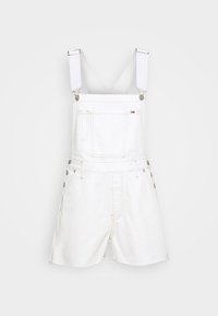 Witte denim korte overall met verstelbare bandjes, een borstzak aan de voorkant, zijknopen en een rafelige zoom op een eenvoudige lichte achtergrond.