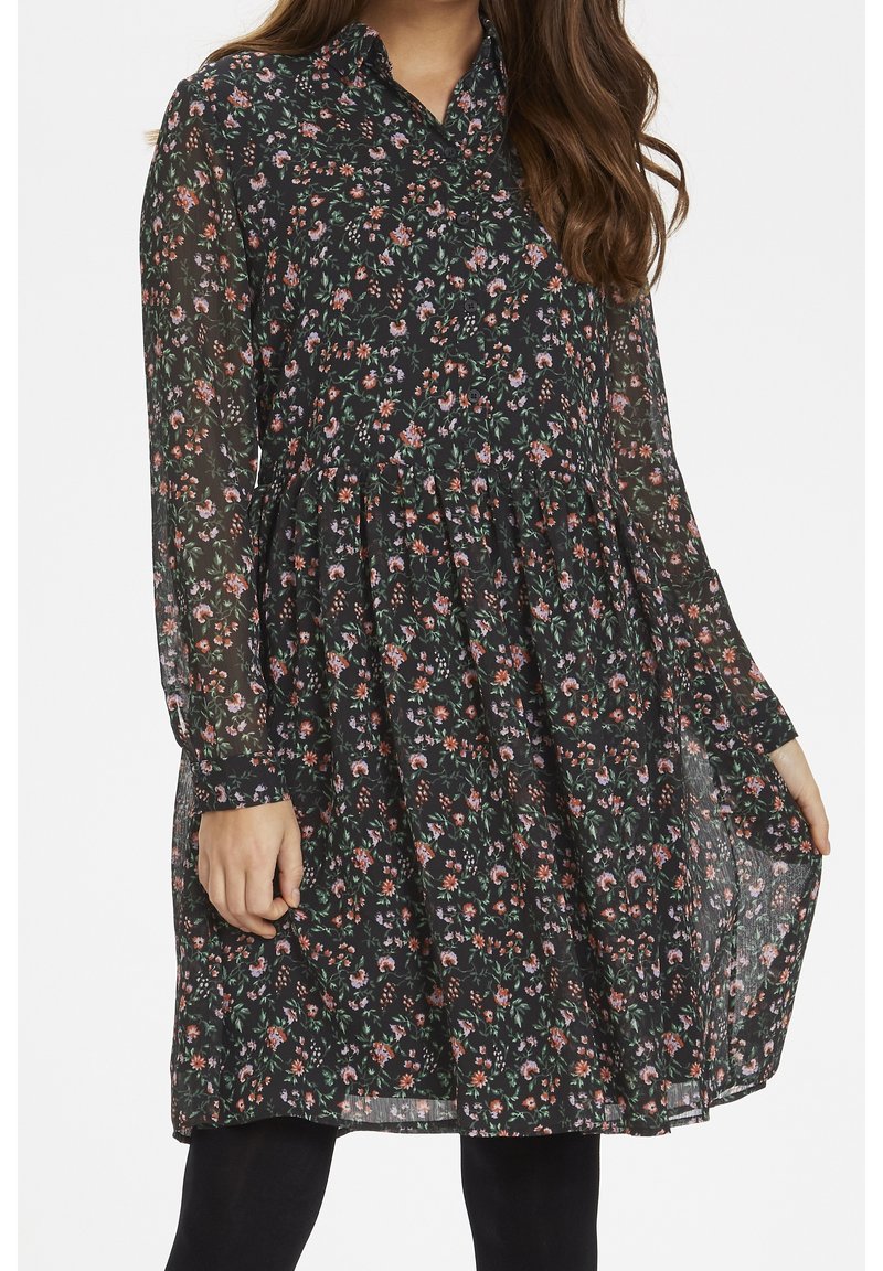 Czarna sukienka w kwiaty z długimi rękawami i kołnierzykiem. Posiada luźny krój, marszczoną talię i kolorowy wzór kwiatowy na całej powierzchni.