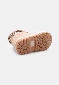 Zapatillas para niños pequeños en tono beige y con estampado de leopardo, con suela de goma texturizada, cinta de velcro y costuras reforzadas, presentando una entresuela blanca.