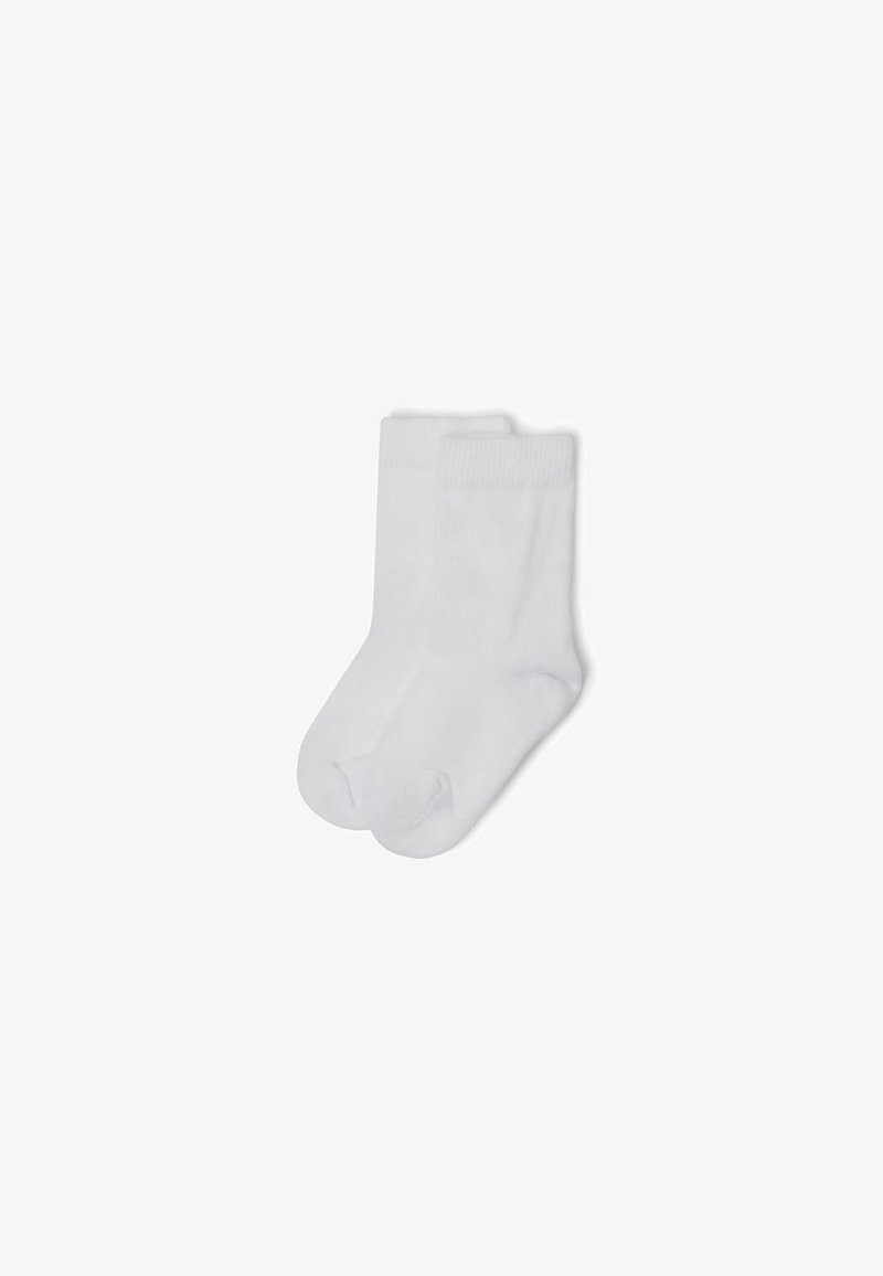 Calcetines blancos de algodón, de longitud media hasta la pantorrilla, con una textura suave y puño acanalado. No tienen patrones ni detalles.