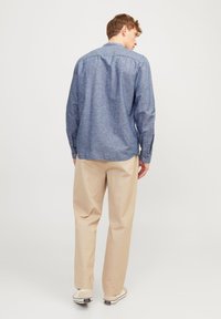 Jack & Jones JJESUMMER BAND LINEN MIX SHIRT - Majica - faded denim