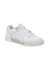 Sneaker bianca in pelle con finitura liscia, dotata di un collare imbottito, punta perforata e accenti grigi a contrasto sui lati e sulla suola.