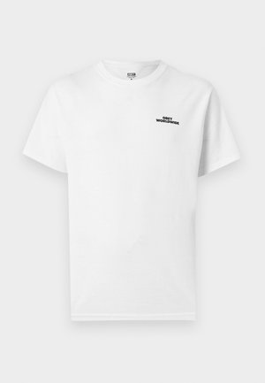 Λευκό κοντομάνικο T-shirt με στρογγυλή λαιμόκοψη και μικρό μαύρο κείμενο «OBEY WORLDWIDE» στην αριστερή πλευρά του στήθους.