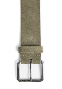 Roheline sametist vöö siledat tekstuuri, hõbedase ruudukujulise metallist pandla ja sobitava rihma aasaga. Lihtne disain, ilma mustriteta.