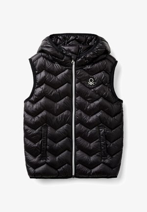 Chaleco acolchado negro sin mangas con capucha, acolchado en forma de chevrón, cremallera frontal, dos bolsillos laterales y pequeño logo circular en el lado izquierdo del pecho.
