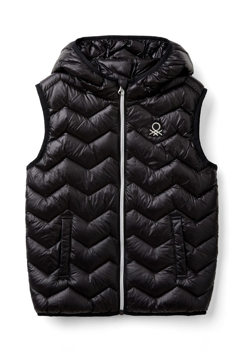 Černá bezrukávová péřová vesta s kapucí, chevronovým prošíváním, předním zipem, dvěma bočními kapsami a malým kulatým logem na levé hrudi.