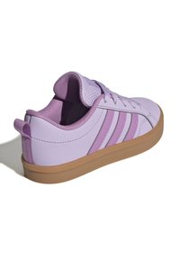 Fioletowe sneakersy z teksturowanej tkaniny, trzy różowe paski po bokach i beżowa gumowa podeszwa. Okrągły nos i wyściełany kołnierz. Zsuwany wzór.