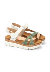 Sandalias de cuña con plataforma de corcho, con tiras blancas y verdes, plantilla marrón y diseño envolvente en la parte superior. Cierres de velcro.