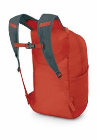 Zaino rosso con spallacci imbottiti, dettagli grigi e una tasca laterale. Presenta un design elegante e leggero con cintura toracica regolabile.