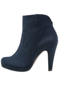 Granatowe zamszowe botki za kostkę z ostro zakończonym noskiem, wysokim obcasem typu stiletto i minimalistycznymi detalami przeszycia po bokach.