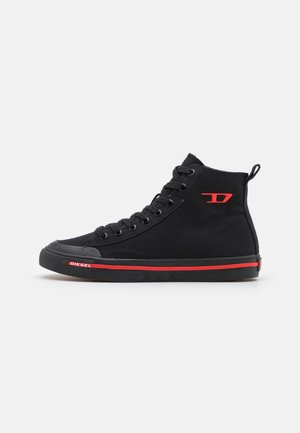 Baskets montantes noires avec lacets noirs, bande rouge sur la semelle, logo rouge sur le côté et marquage "Diesel" sur le bord avant de la semelle.