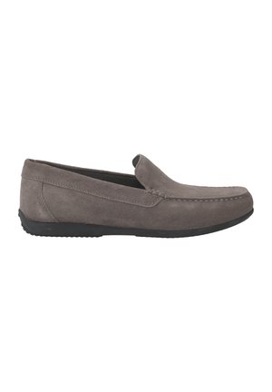 Mocassini slip-on in suede grigio con punta arrotondata, cuciture a contrasto e suola in gomma nera. Presentano una texture liscia e un design minimal.