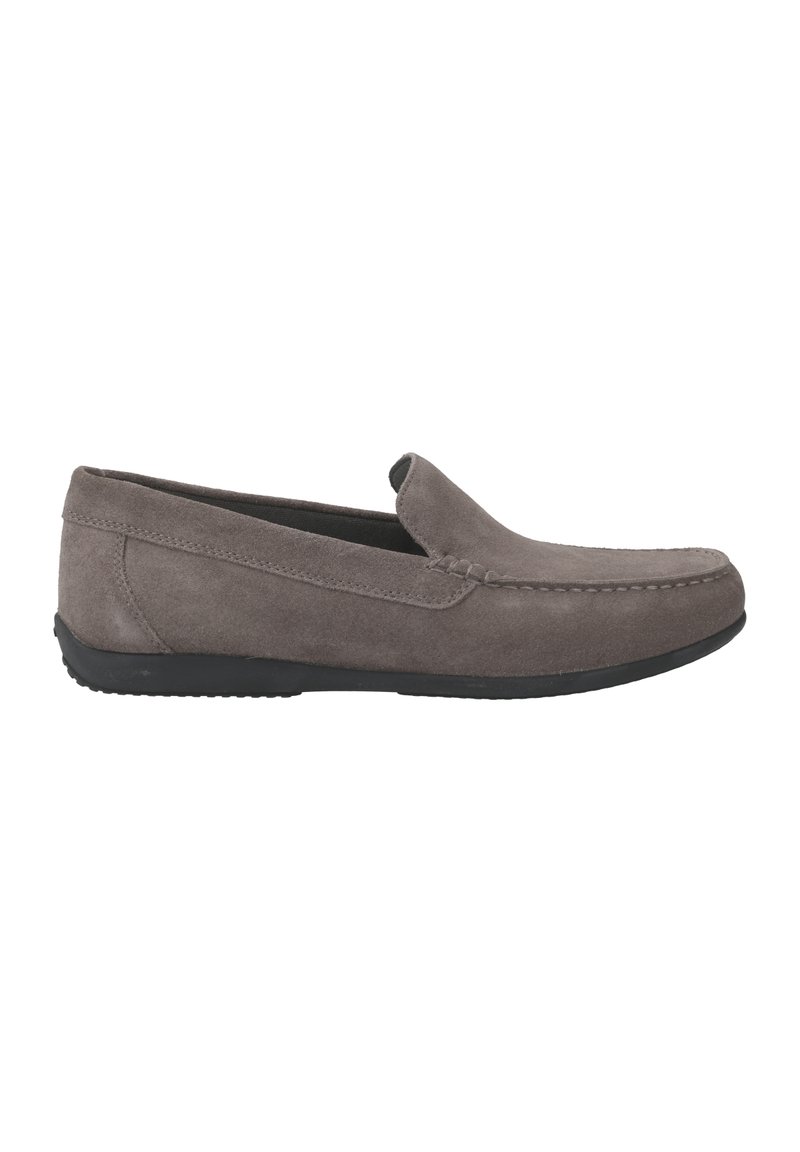 Mocassini slip-on in suede grigio con punta arrotondata, cuciture a contrasto e suola in gomma nera. Presentano una texture liscia e un design minimal.