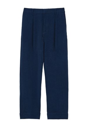Pantaloni in corduroy blu navy con vestibilità rilassata, caratterizzati da pieghe frontali e orli cuff. La texture è a costine, con una cintura robusta.