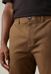 Next REGULAR FIT STRAIGHT LEG STRETCH - Pantaloni chino - tan brown