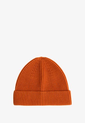 Bonnet orange en tricot côtelé avec revers, présentant des lignes verticales et une texture douce. Adapté pour les vêtements par temps froid.