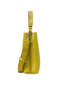 Borsa a tracolla gialla in pelle con finitura testurizzata, dotata di un manico corto e di una tracolla removibile e regolabile. Il design è affusolato nella parte inferiore.