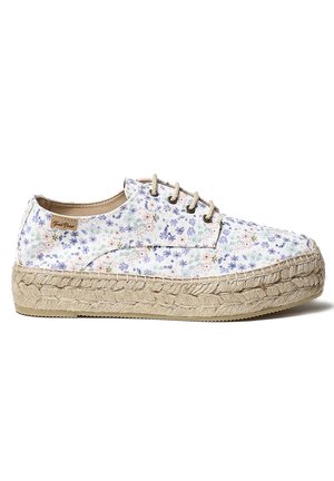 Kukallinen espadrilles-kenkä, jossa on valkoinen, sininen ja vaaleanpunainen kuviollinen kangaspinta, juuttikuvioitu pohja ja vaaleanbeiget nauhakiinnitykset.