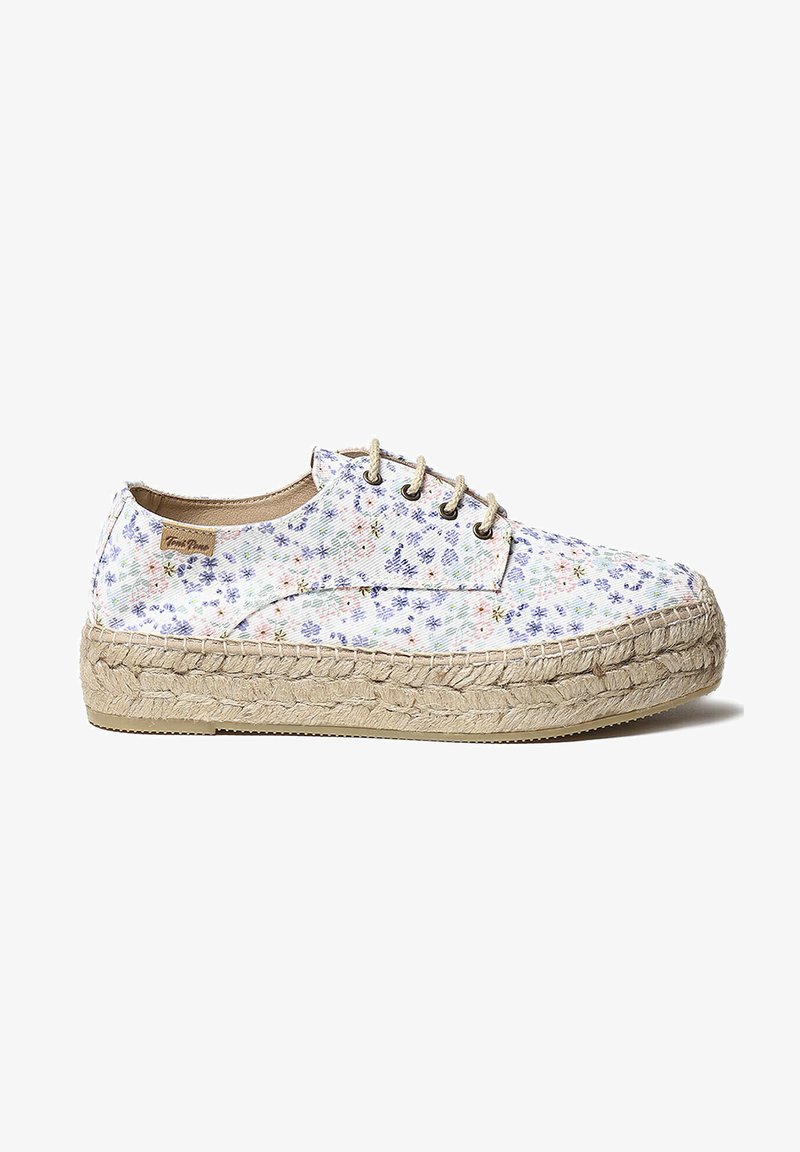 Espadrilles floreali con tomaia in tela stampata bianca, blu e rosa, suola avvolta in juta e dettagli in pizzo beige.