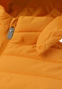 Żółta kurtka ocieplana z wysokim kołnierzem, z zamkiem błyskawicznym z przodu oraz napami. Materiał jest gładki z widocznymi wzorami przeszycia.