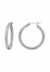 Boucles d'oreilles en argent en forme de créoles avec un design en câble tordu, dotées d'un fermoir à charnière et d'une finition lisse. La texture est détaillée et brillante.