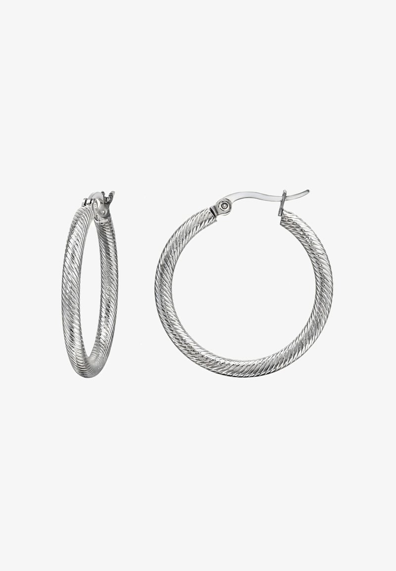 Boucles d'oreilles en argent en forme de créoles avec un design en câble tordu, dotées d'un fermoir à charnière et d'une finition lisse. La texture est détaillée et brillante.