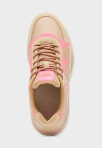 Beige sneakers med rosa accenter, med en vadderad krage, nät-tunga och texturerade material. Snören är bruna; storlek 38 inuti.